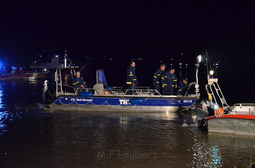 Einsatz BF Koeln PKW im Rhein Mondorf Hersel P084.JPG